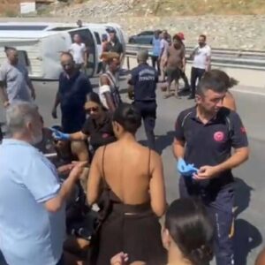 aydinda turistleri tasiyan minibus devrildi OIYh8PxK