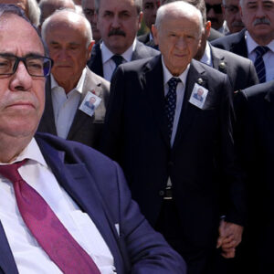 devlet bahceli ve hikmet cetin halil sivginin cenazesinde yan yana QQTgYfAM