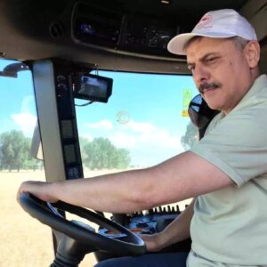 vali ciftci ogrencilerle bugday hasadi yapti vOBdFmQG