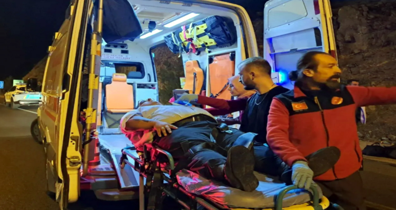 havalimanina giden otobus devrildi 5 kisi yaralandi SW76XKQe