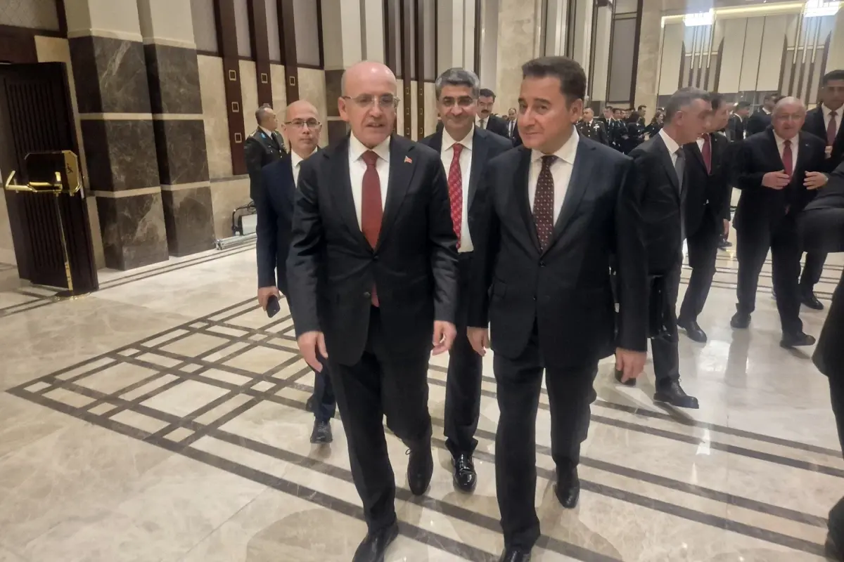 ali babacan ve mehmet simsek 29 ekim resepsiyonunda yan yana KvyyQbrh.jpg