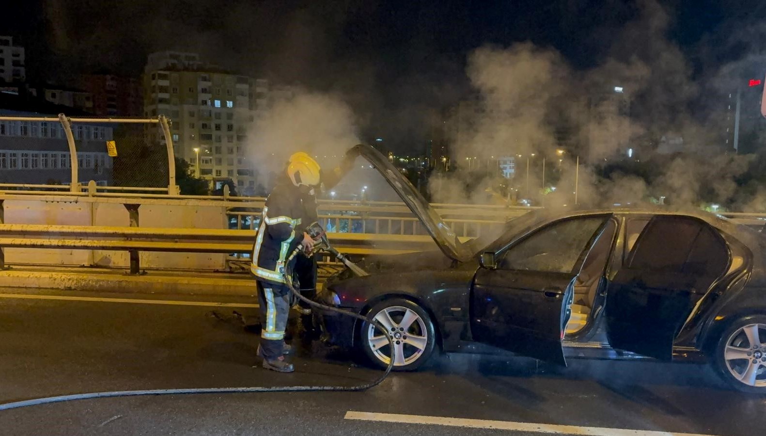 seyir halindeki otomobilde yangin QVwR2Wmc