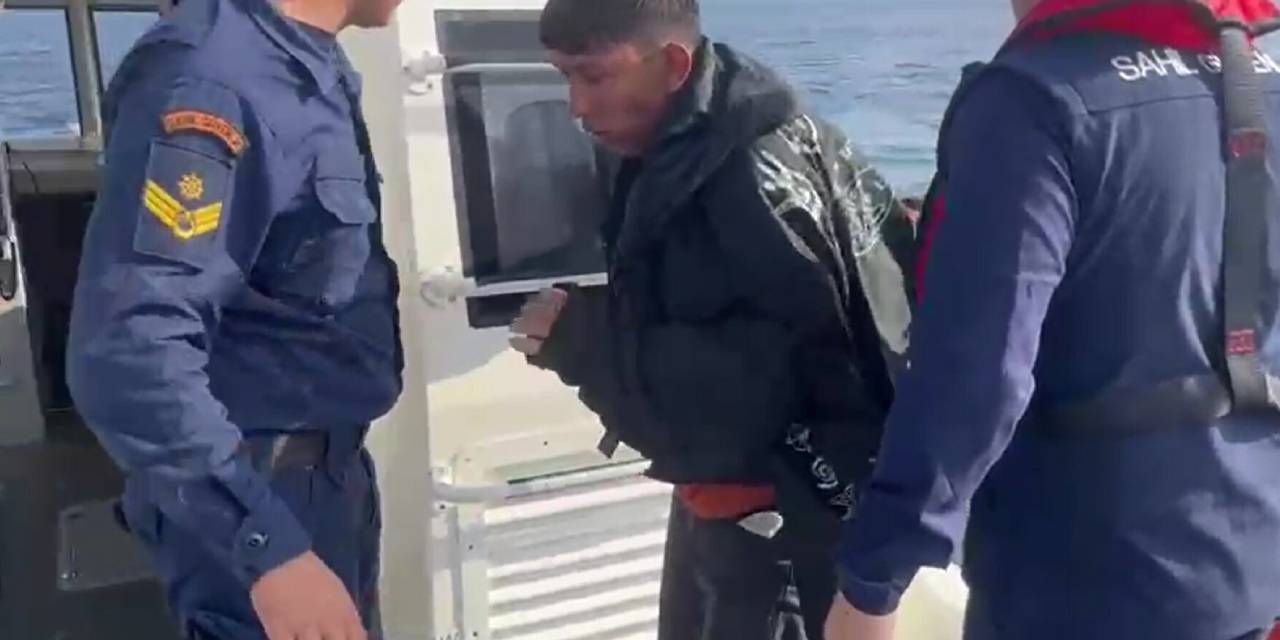 yunanistana gecmeye calisirken bottan dustu 12 saat yuzerek hayatta kaldi U4HieS7z.jpg