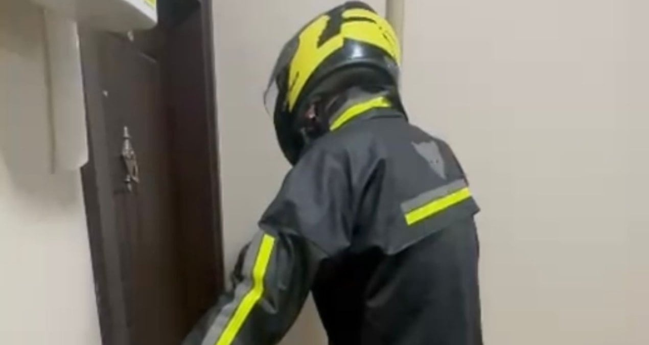 77 yıl hapis cezasıyla aranan firari kapıyı açtı: Kurye polis çıktı!