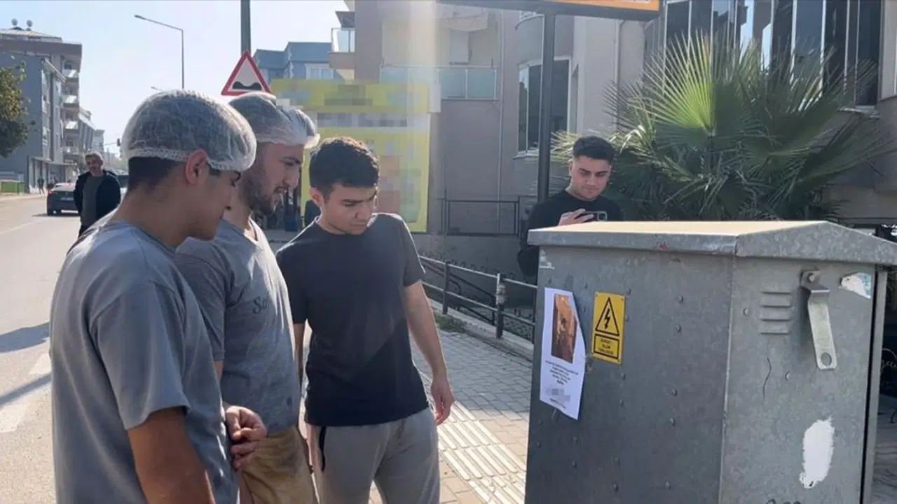 bursada kizlarinizi bu adamdan uzak tutun yazili afisler ortaligi karistirdi uxafr4TY.jpg