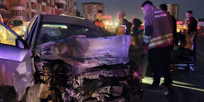 hatayda otomobil ile minibus carpisti cok sayida yarali var YNJ3qN2t.jpg