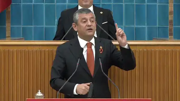 ozgur ozel grup toplantisinda konusuyor andolsun ki yeniden yargilanacaklar MlgeTvku.jpg