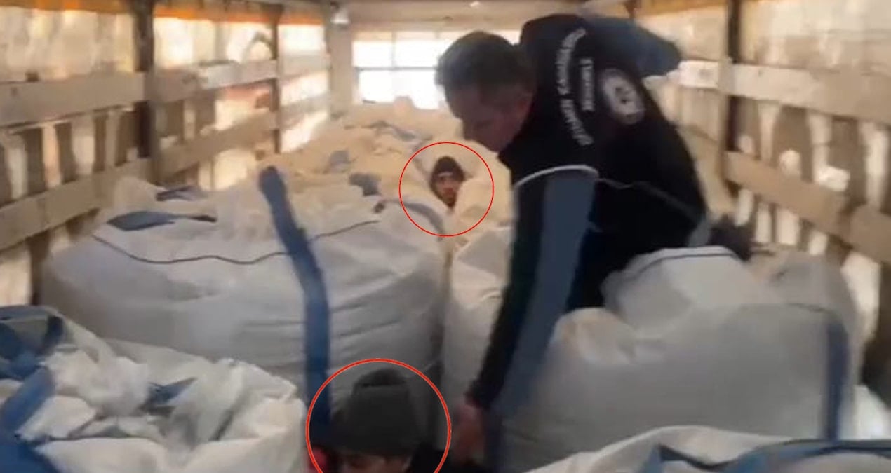 Çuvalların arasından 13 kaçak göçmen çıktı