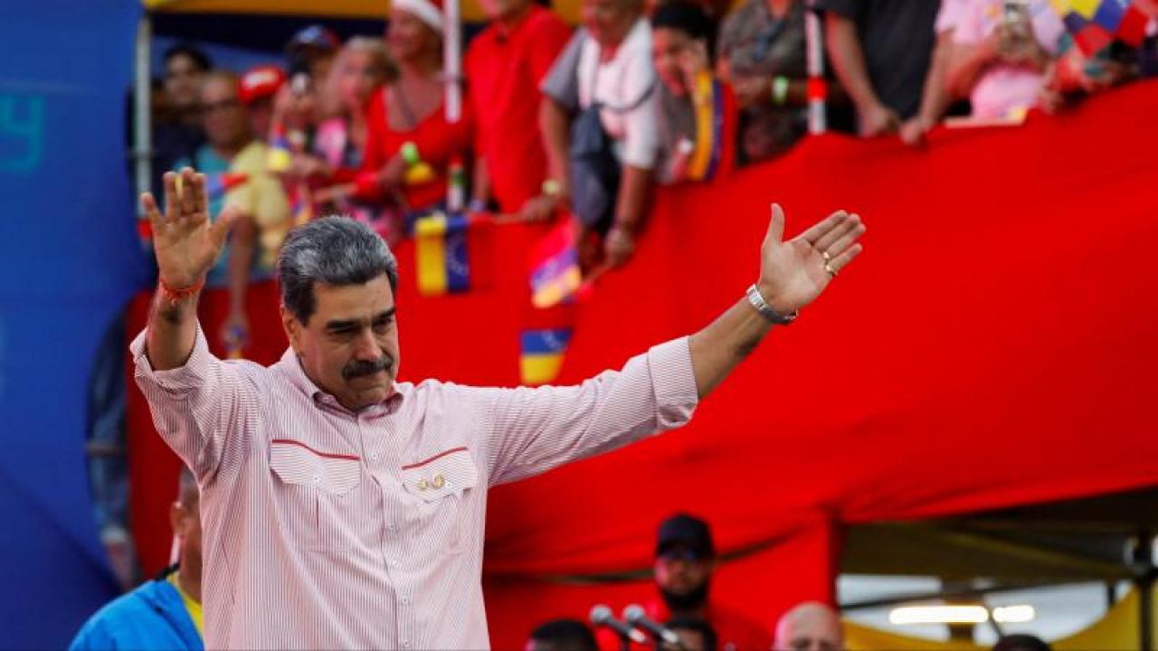 Maduro ABD’ye dans ederek meydan okudu: “Savaş mı? Asla, asla savaş yok!”