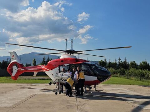 Prematüre ikizlerden biri helikopter ambulansla Niğde’ye sevk edildi